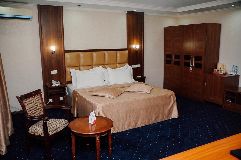 Dostyk Hotel Simkent Kültér fotó