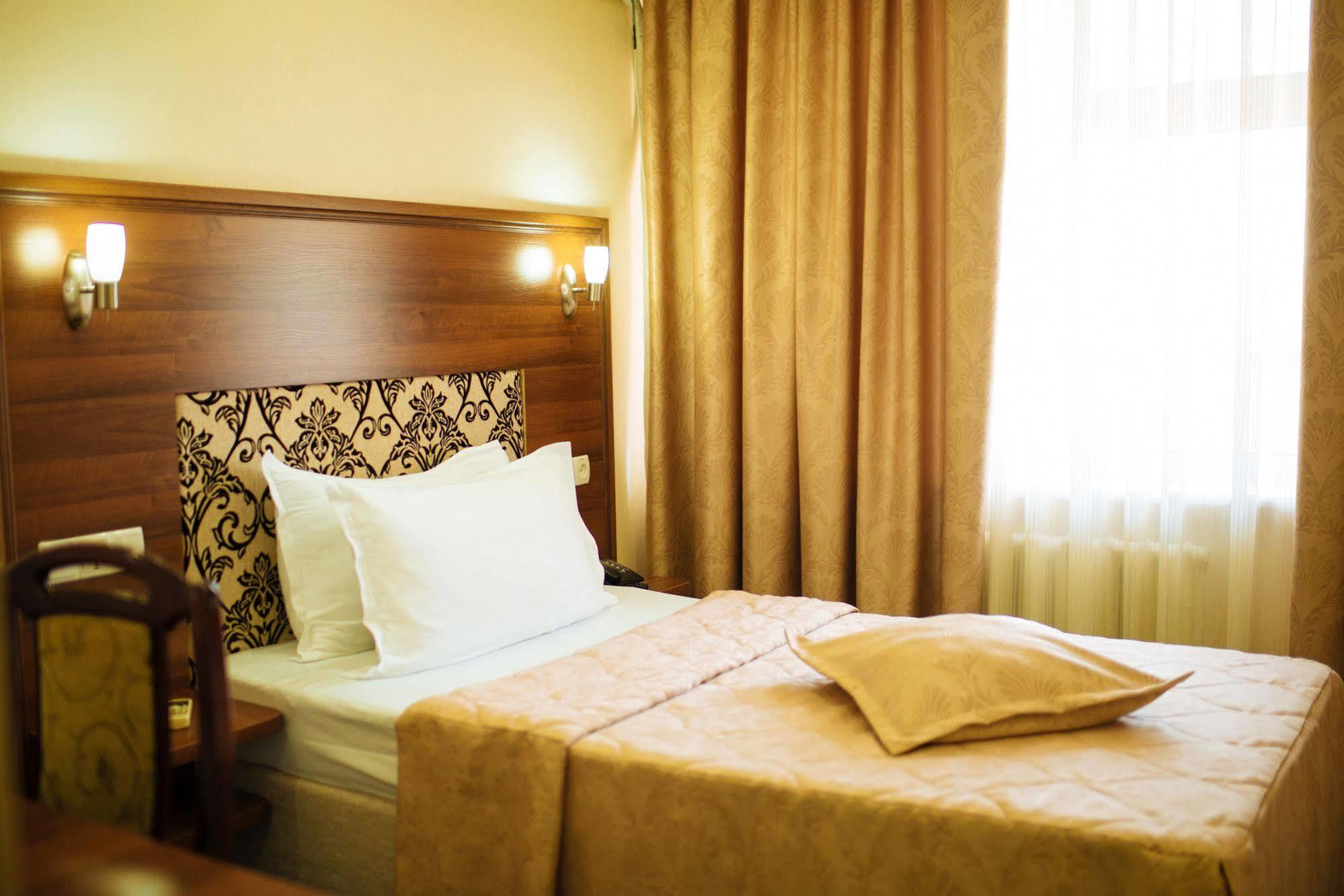 Dostyk Hotel Simkent Kültér fotó